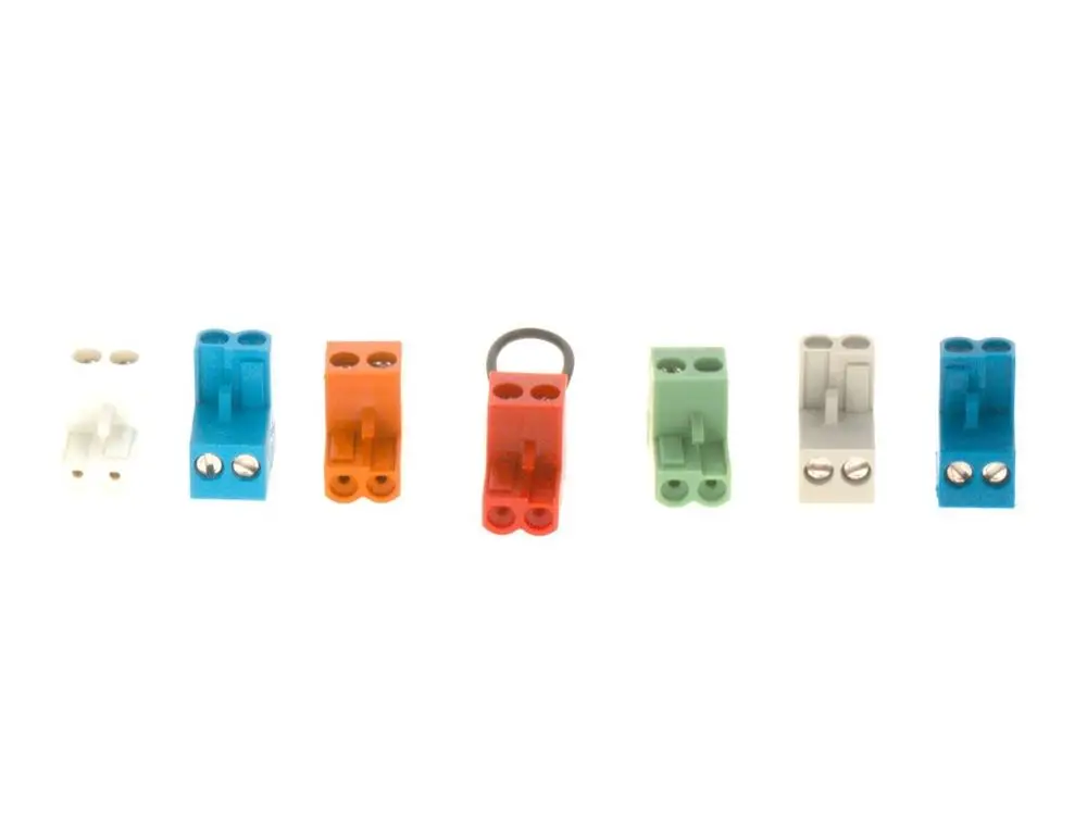 Set mit mehreren Bosch Anschlussklemmen in verschiedenen Farben, die zur elektrischen Verbindung verwendet werden. Diese enthalten unterschiedliche Stückzahlen und Designs.